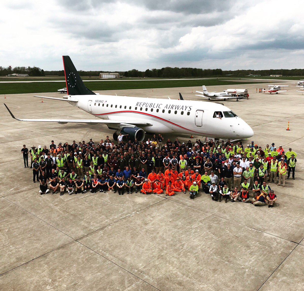 RepublicAirways's tweet photo. Our #ejet sure knows how to draw a crowd #safecon2018 https://t.co/1ldJU3RRhB