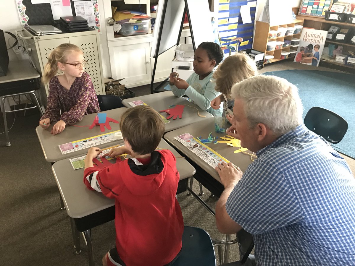 michaelmichows3's tweet photo. #Cossitt2ndRobotWeek #cossitttigerslearn #102GDD18 @KarliNotActive Day three here at Cossitt’s Robotic creation week of design. https://t.co/KAzOA4dTpi
