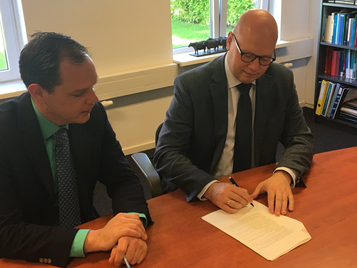 De officiële oprichting is een feit! Vandaag heeft het bestuur bij notariskantoor Bussink <a href="/rotterdam/">Gemeente Rotterdam</a> de handtekening gezet onder de oprichtingsakte van de Green Business Club Rotterdam Alexander - Bestuur <a href="/whgroenendijk/">Willem Groenendijk</a> @marco92683229 Programmamanager @carolakalishoek