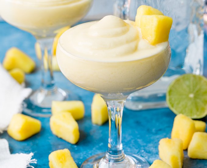 Dole Whip Margarita! 😍😍
A #CincoDeMayo treat? Or just for any hot day really.....
kitchensanctuary.com/pineapple-dole… #dolewhip #margarita #frozencocktail #pineapplemargarita