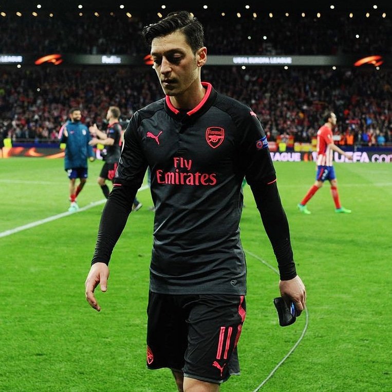 M10's tweet photo. What a frustrating, sleepless night in Madrid! This was our last chance to win a trophy this season, our last chance to lift another silverware with our boss. 😕 Still two more things to say: Thanks to all Gunners for the away support. And get well soon @6_LKOSCIELNY 🙏🏼 https://t.co/usV13q19PY