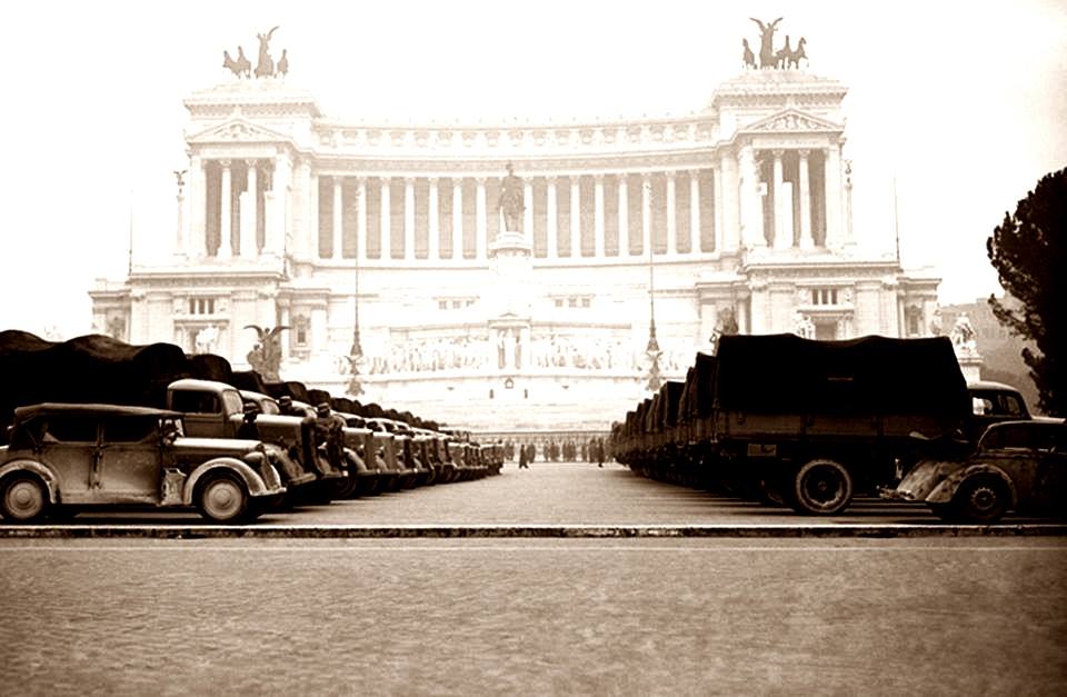 TrastevereRM's tweet image. ...questa è per chi si lamenta di #spelacchio e #lupacchio...ecco a voi #spauracchio...
4 gennaio 1944 File di camion parcheggiati al centro di piazza Venezia...Tutto questo non è un film...

Foto by Roma città aperta...