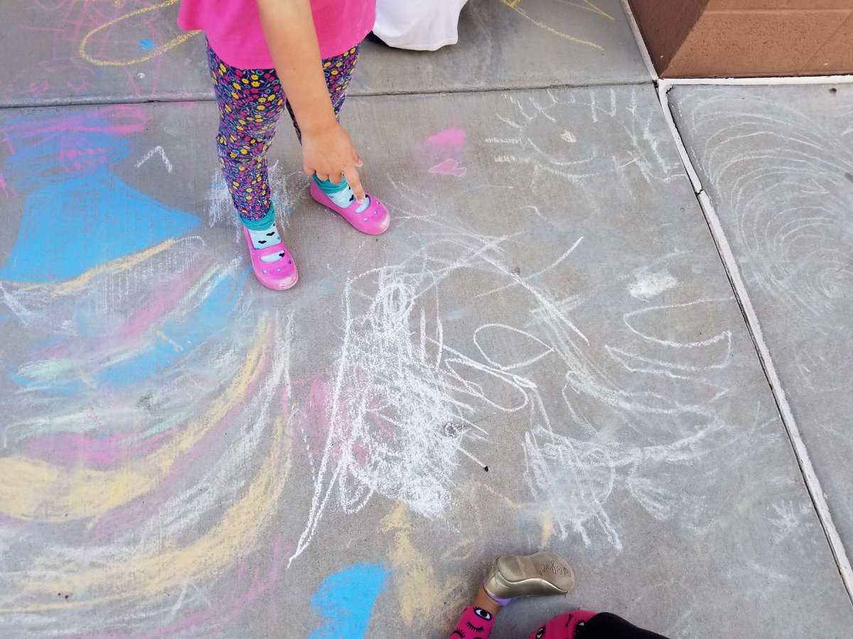 ECeduacademy's tweet photo. Use chalk to teach letters, numbers, basic graphic skills, geography, and to express your creativity. #ECeduacademy #Earlychildhood #playbasedcurriculum https://t.co/fsuVKuaU5L