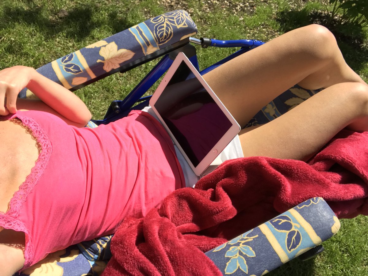 Croqlivre's tweet photo. Lecture au soleil de « j’ai toujours cette musique dans la tête » d’@Agneslugand
Qui a dit qu’il ne faisait pas beau dans le Nord ? 🕶👒☀️📚
#lecture2018 #lectureaddict #ebook #vacances #LectureSansPriseDeTete #pasdecalais #soleil #selfie #girl #bronzage #ilfaitchaud https://t.co/jM1PDwPX9V
