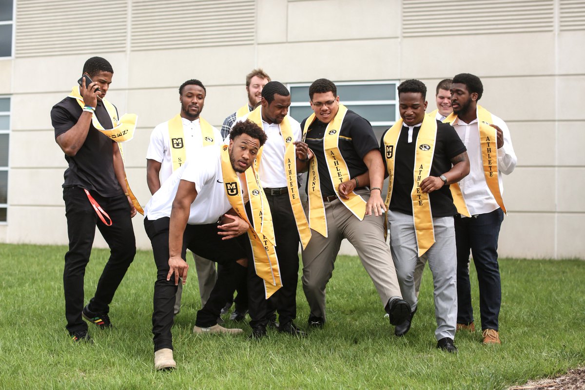 MizzouFootball's tweet photo. Students. Athletes. Graduates. 👨‍🎓🎓

Congratulations to all of our graduating Tigers!

#MIZ #ShowMe https://t.co/3XGazop4bl