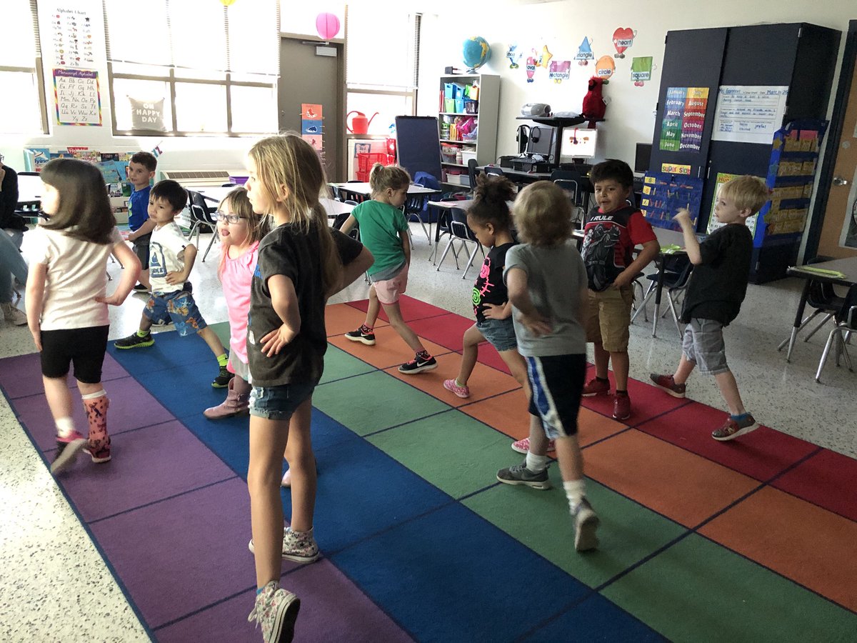sarahgee003's tweet photo. A little Star Wars yoga @berkleywheeler @TrantwoodES https://t.co/HgaJ2mEjFn