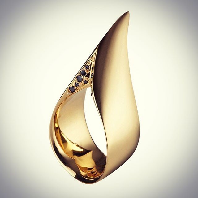 HannahMLondon's tweet photo. Fierce Friday. HM. #SpurRing #BlackDiamond #Classic #ItsOnlyRockNRoll #GoBig #GoFierce #NoFuckingAround #MakingJewelrySexyAgain https://t.co/xTnibMQpZk