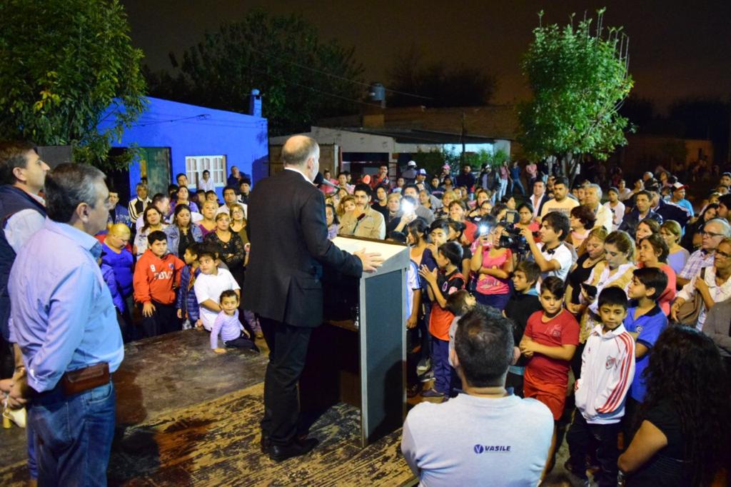 ¡#PAVIMENTO CALLE OLLEROS!
Acompañando al intendente <a href="/alfarogerman/">Germán Alfaro</a> y a la dip. nacional <a href="/Beatriz_AvilaOK/">Beatriz Avila</a> en una nueva obra pública que se inaugura en nuestra ciudad. Es importante que el dinero que los vecinos aportan con impuestos vuelva a la comunidad en más obras y servicios.