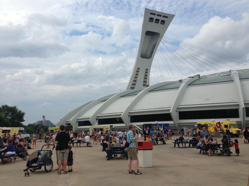 parcolympique's tweet photo. C'est aujourd'hui que Les Premiers Vendredis reviennent sur l'Esplanade @SunLifeQC ! 
 🎉Pour célébrer le début de la 7e saison, la Financière Sun Life offrira 100 Popsicles Jaune de chez Pop Arts. 
C'est un rendez-vous dès 16h! @CuisineDeRue https://t.co/ve90Y1w7eI