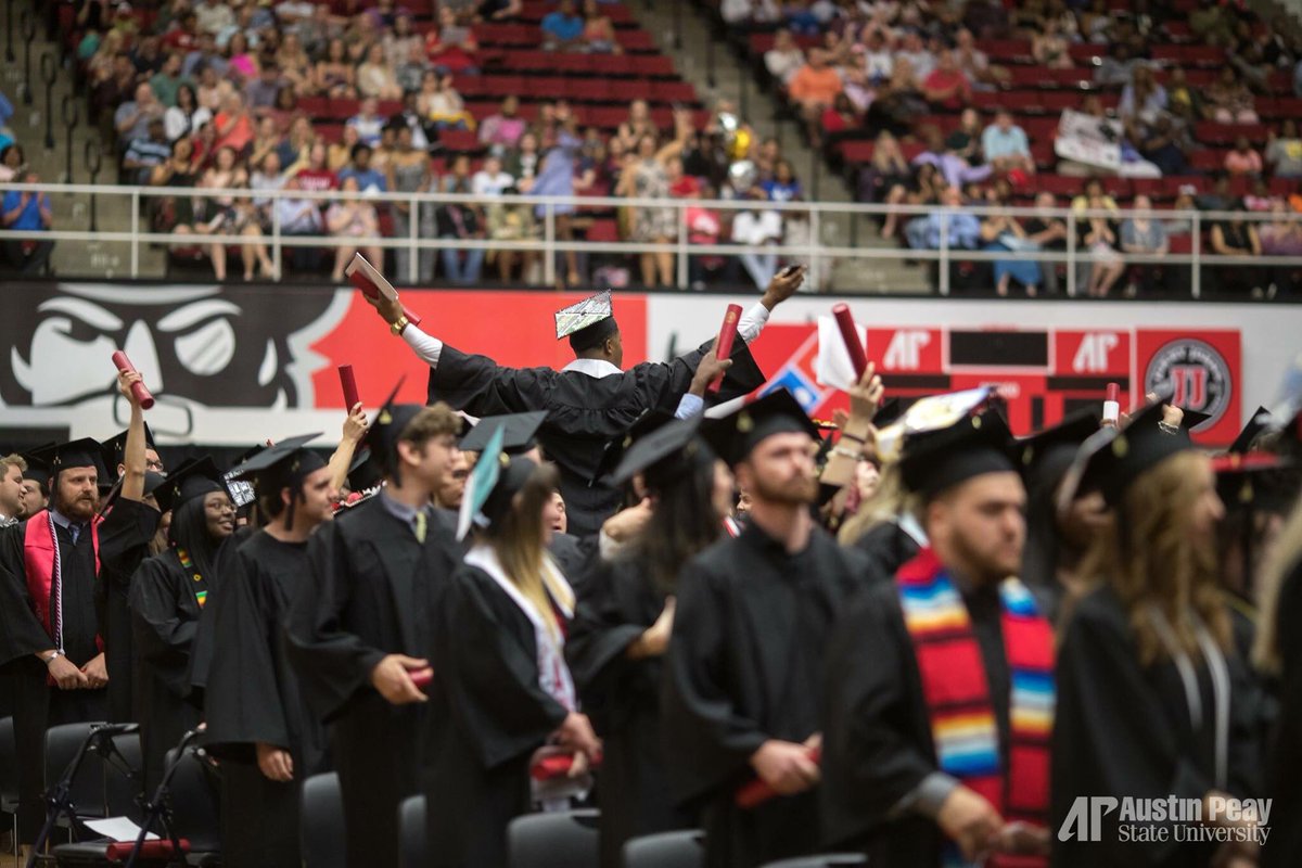 austinpeay's tweet photo. Check out 📸 from today’s commencement at 👉 https://t.co/8zRMqHfVm9 #APSU18 #GovGrad https://t.co/TLEx65qoTe
