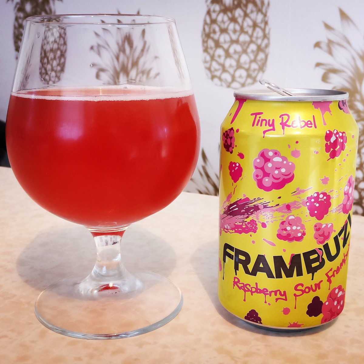 Starting the long weekend with a #raspberry #sour by <a href="/tinyrebelbrewco/">Tiny Rebel</a> . Bloody lovely. Cheers! #CraftBeer #beeroclock <a href="/GoodBeerTweet/">#goodbeer 🍻😎</a> <a href="/imdrinkingnow/">Now Drinking</a>