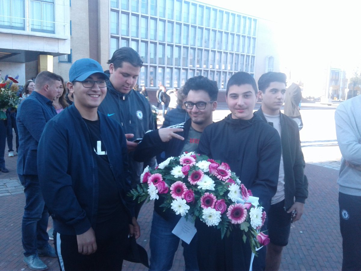 StreetIJmond's tweet photo. #Jongeren Velsen wederom vertegenwoordigd tijdens #dodenherdenking. Speciaal tintje dit jaar door aanwezigheid van statushouders uit #Syria die woonachtig zijn in Velserbroek. https://t.co/WSgkogswXC