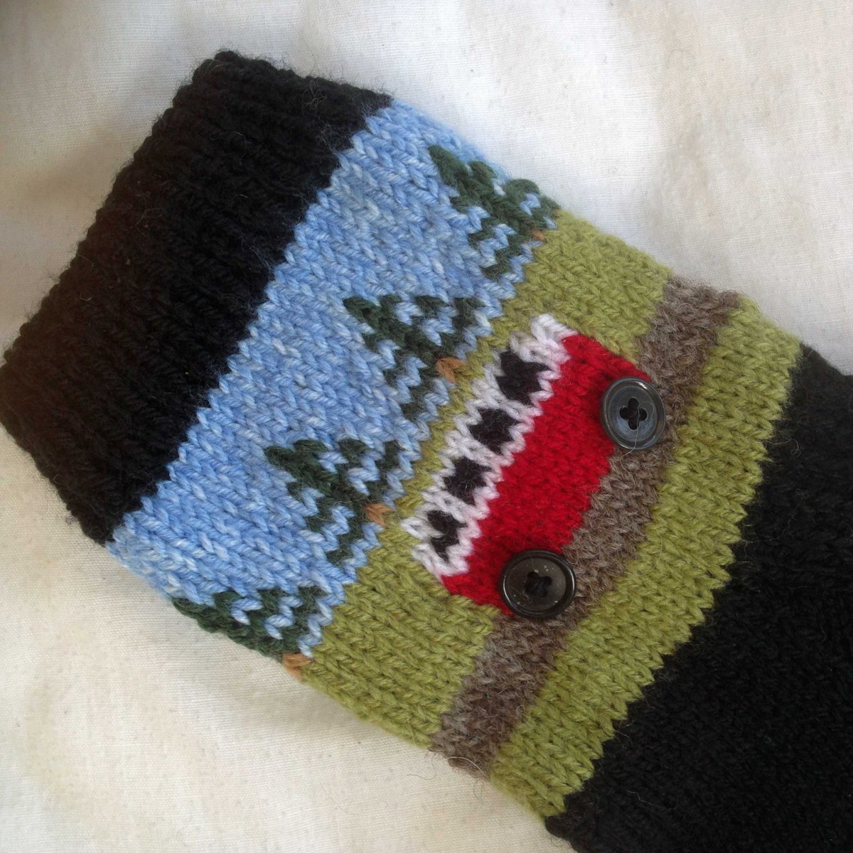 Snuginadub's tweet photo. Fancy "Dub"stepping your way into a pair of hand knitted #campervan socks? New knitting pattern now at: https://t.co/lQJW8hFstK. 
All you #VDub lovin' Dads out there, why not get your kids to knit you some for #FathersDay! @vwCamperPickle @CamperJam @Letsknitmag @VWCamperMag https://t.co/FbN500D3h7