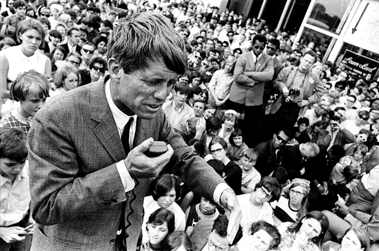 RFK50th's tweet photo. RFK is very much aware of the risk he takes by making himself easily accessible & exposing himself like he does.
He sometimes remarks to reporters on his plane: “I guess if they want to get me, they can always get me. I have to take this risk.”
#RFK50
#TDIH
#JimHubbard https://t.co/4HagNoIMa6