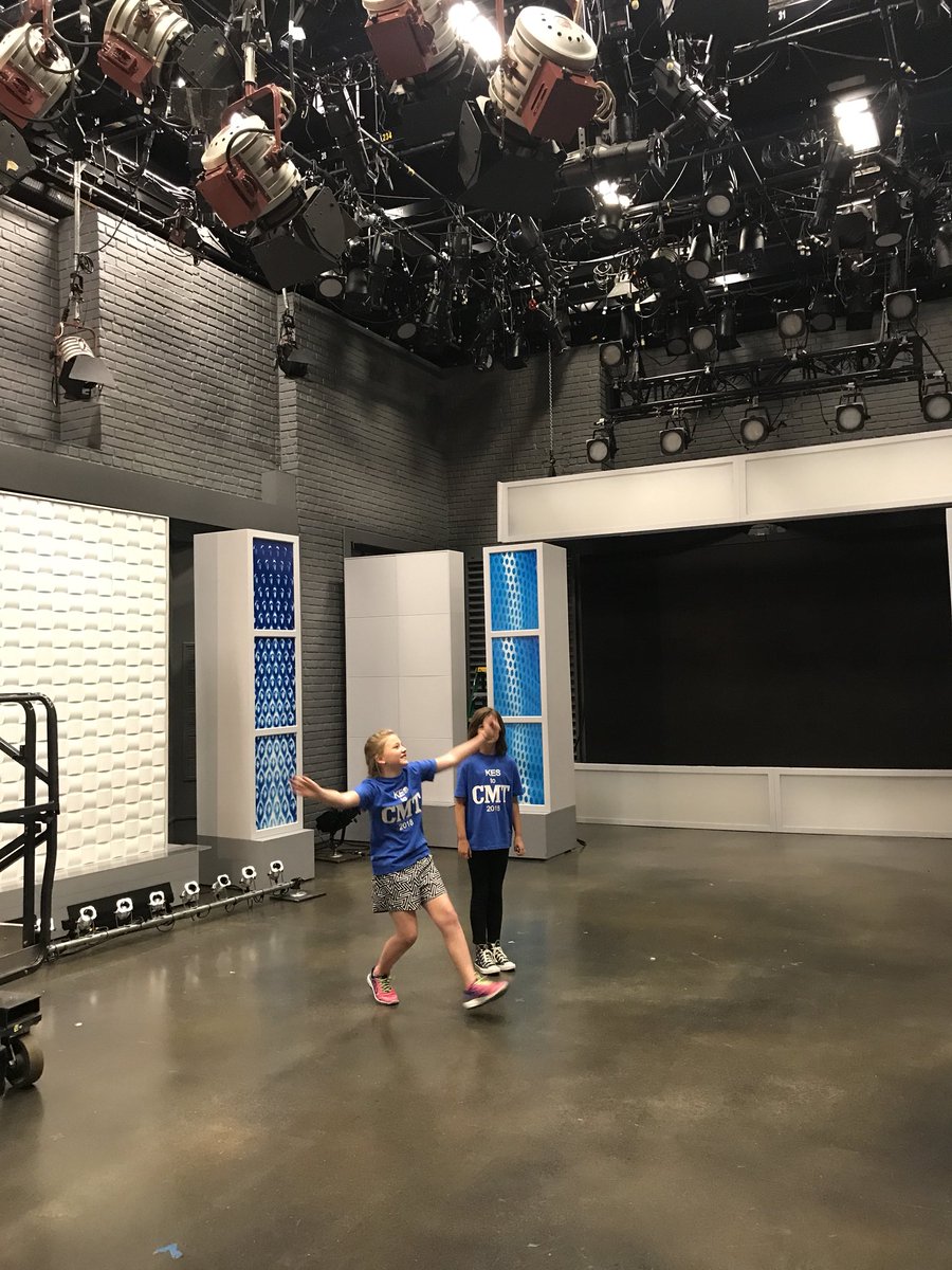 KittrellSchool's tweet photo. The CMT Studio and pizza lunch! #kesgreatshake @rucoschools @CMTonecountry @CMTempoweringed @CMT https://t.co/QFSgvEUE5H