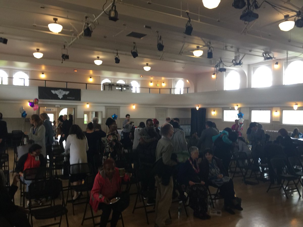 BillerFamFdtn's tweet photo. The #CareerWork$ Medical graduation and career fair is a testament to community partnerships! Thank you @VirginiaMason @seattlechildren @Swedish @fredhutch @kpwashington @Amerigroup @CityofSeattle @FHSHealth @YWCAworks @SeattleCCA https://t.co/lJrWKdJofV