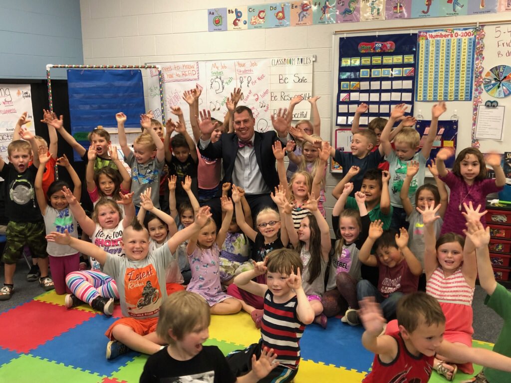 NorthCoveElem's tweet photo. @NorthCoveElem Kindergarten was so excited to get a visit from @mrmarkgarrett #relationships #NCELovestoRead #McDowellInspires https://t.co/93IxkKcMwz