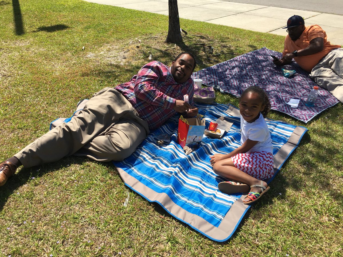 tamaraw76's tweet image. Lunch on the Lawn was a success! @CastleHayneES #CHEShc