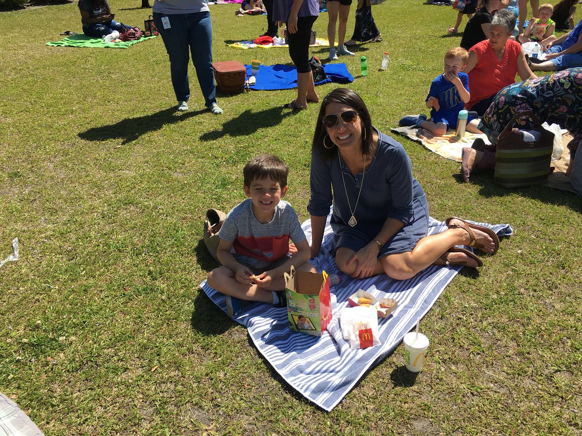 tamaraw76's tweet image. Lunch on the Lawn was a success! @CastleHayneES #CHEShc