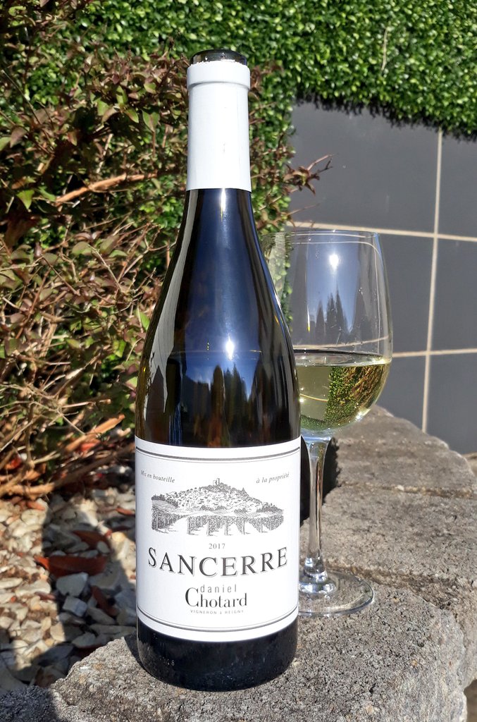 It's  #sauvignonblancday and the weather is perfect for a glass of our long-awaited #danielchotard #sancerre