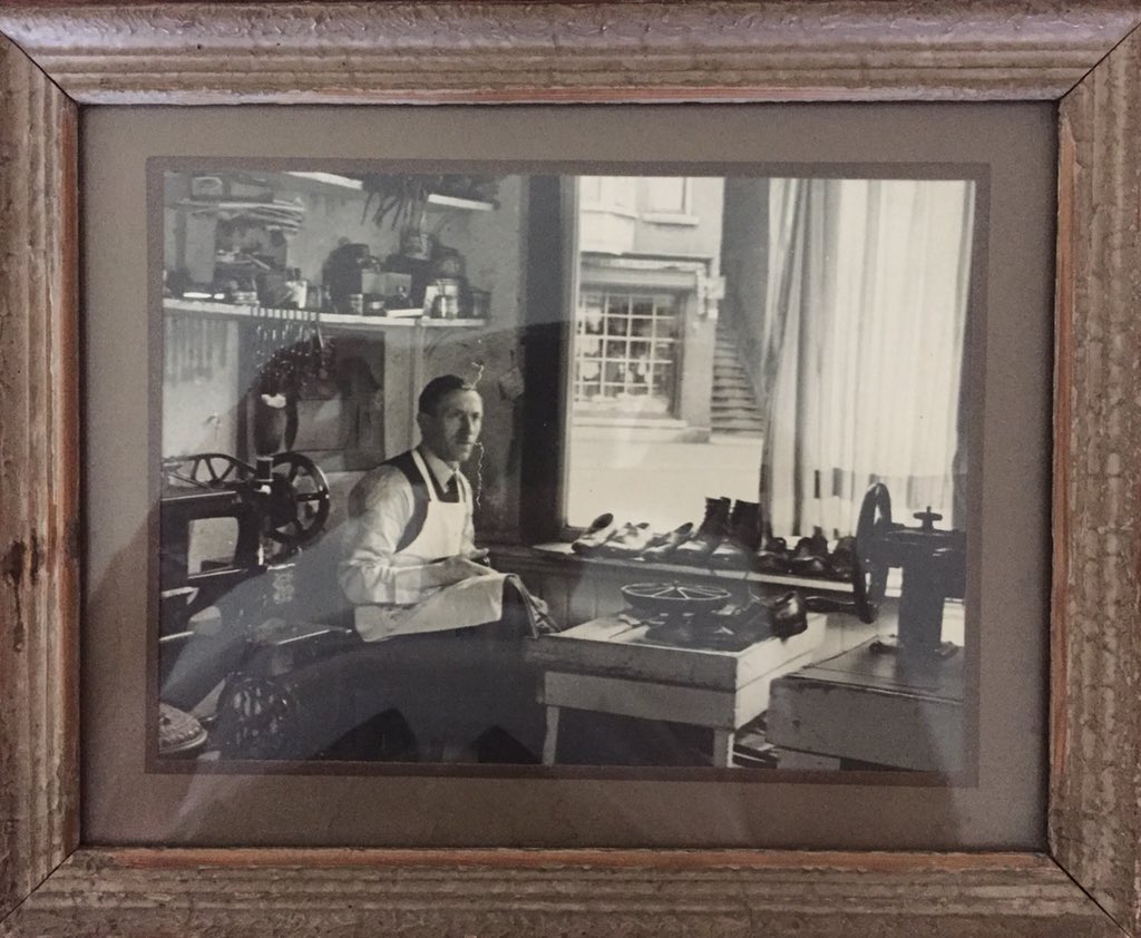 jhsaris's tweet photo. In het kader van #4mei en #5mei een stap terug in de tijd, terug naar mijn roots. Mijn opa tijdens #WOII in zijn schoenmakerij in de Dibbetsstraat te #DenHaag. Op de achtergrond zijn de ramen afgeplakt met plakband tegen rondvliegende scherven #toenennu 🇳🇱 ... https://t.co/dAW997yNze