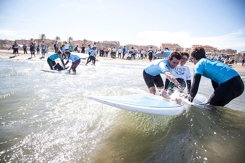 Vale la pena que conozcan esta iniciativa, no solo para ayudar, sino porque además resulta muy original y divertida: <a href="/surf_sonrisas/">Surfeando Sonrisas</a> 🏄‍🌊🏄‍ ... ow.ly/DTvd30jQ3MD
