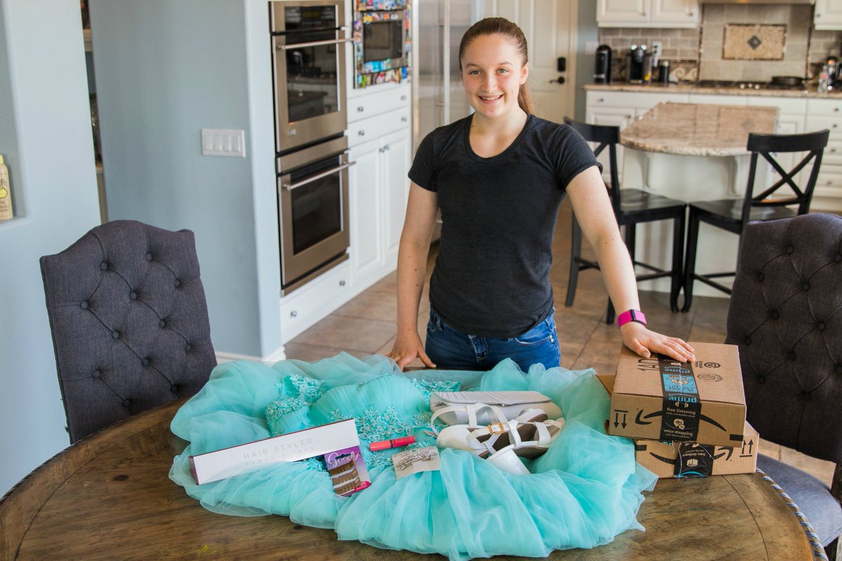 itisalovelylife's tweet photo. #Ad How We Shop For Prom Without Leaving Our Home With @Amazon! #AmazonProm #MyAmazon Read All About It Here: https://t.co/LhNZxmf5p7 https://t.co/WyD6ew664V
