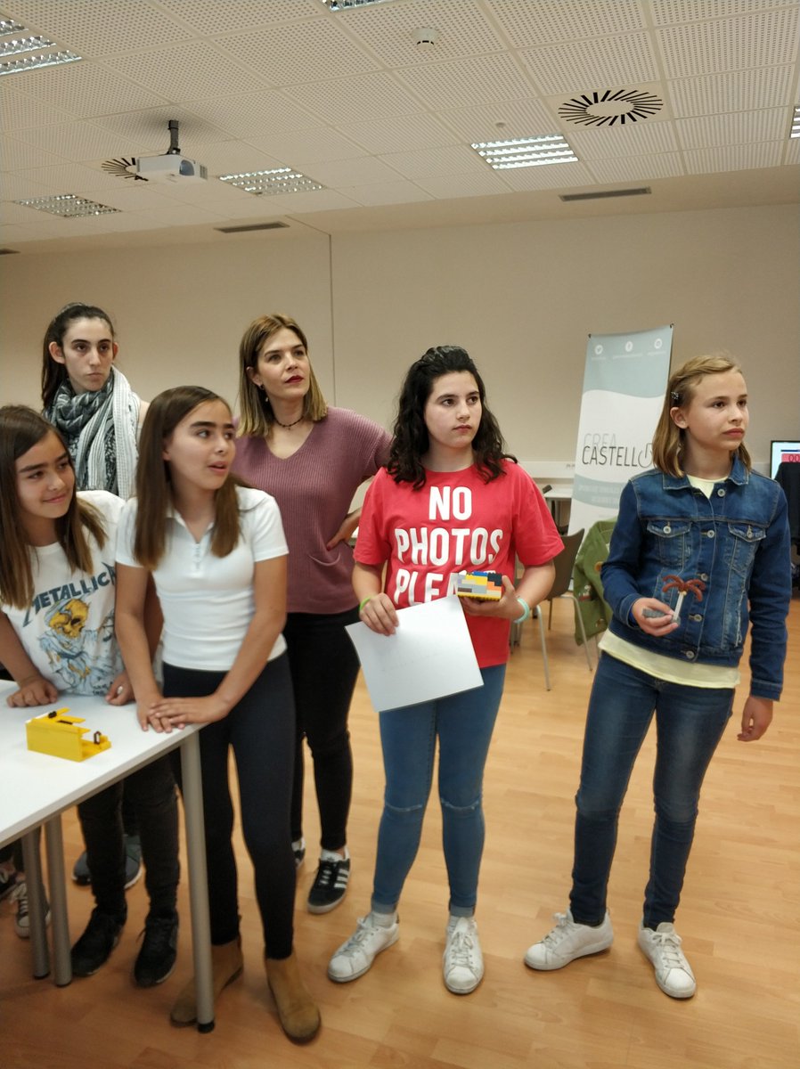 robotme_es's tweet photo. Un poquito de Lego para romper el hielo y ya estamos listas para aprender a programar, diseñar 3D y cacharrear con diferentes sensores. Así estamos hoy en #Menador #Castello con el taller "Conectadas". Ingeniando y despertando vocaciones tecnológicas entre las más jóvenes 👾🤖🎮 https://t.co/DWDTL6tzrX