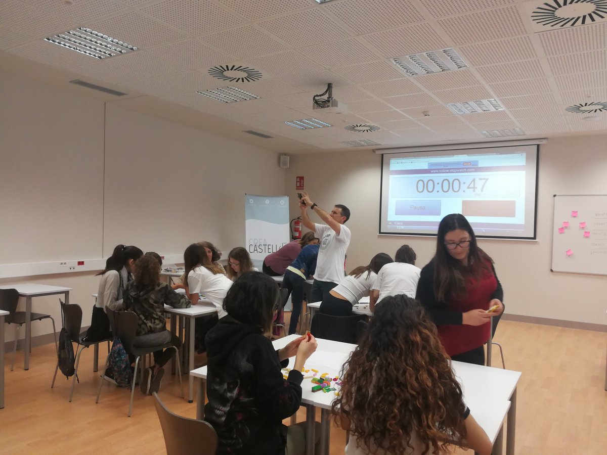 robotme_es's tweet photo. Un poquito de Lego para romper el hielo y ya estamos listas para aprender a programar, diseñar 3D y cacharrear con diferentes sensores. Así estamos hoy en #Menador #Castello con el taller "Conectadas". Ingeniando y despertando vocaciones tecnológicas entre las más jóvenes 👾🤖🎮 https://t.co/DWDTL6tzrX