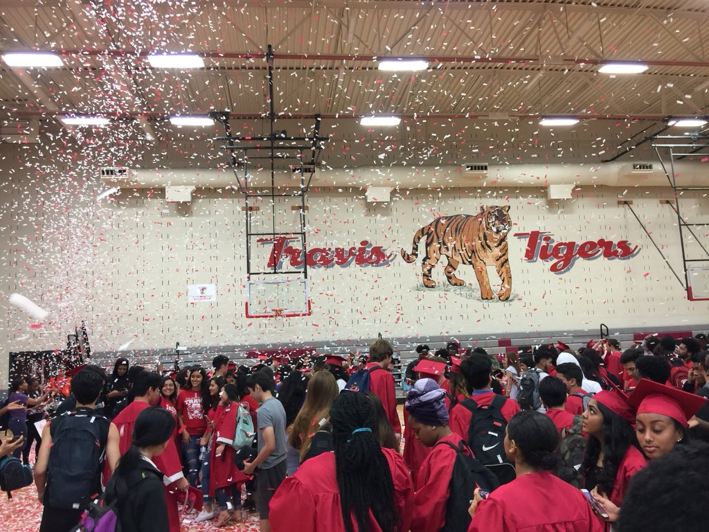 THS_Tigers's tweet photo. #THSSeniorWalk https://t.co/FYm5ulDVSn