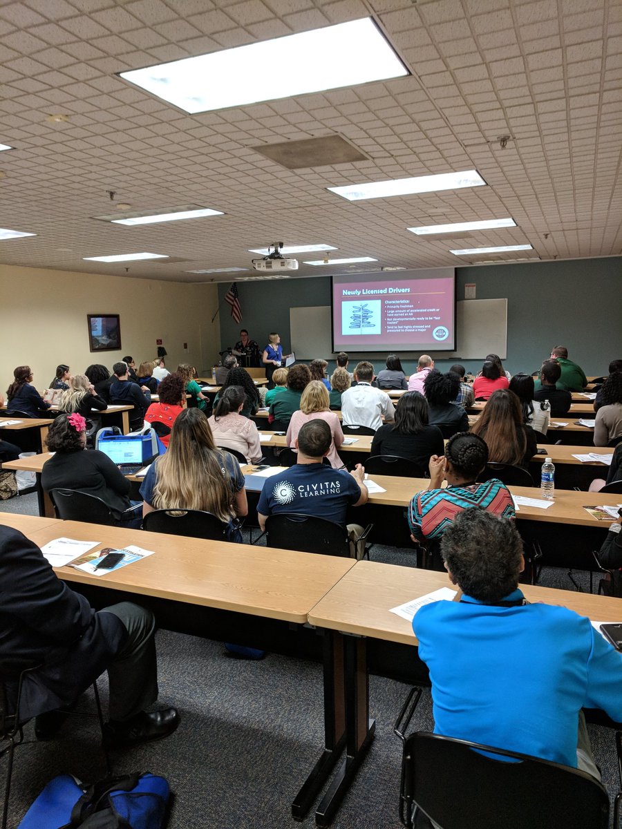 FLACADAFL's tweet photo. Standing room only for a conversation on helping students choose the right major! #FLACADA18 https://t.co/nPAEauZGgk