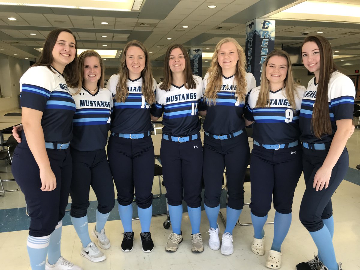 DGSsoftball's tweet photo. Come out and support our 7 softball seniors tomorrow for SENIOR DAY at home VS New Trier, the game starts at 10 am! Be there or be squared! #GoMustangs https://t.co/TTv34B6RHq
