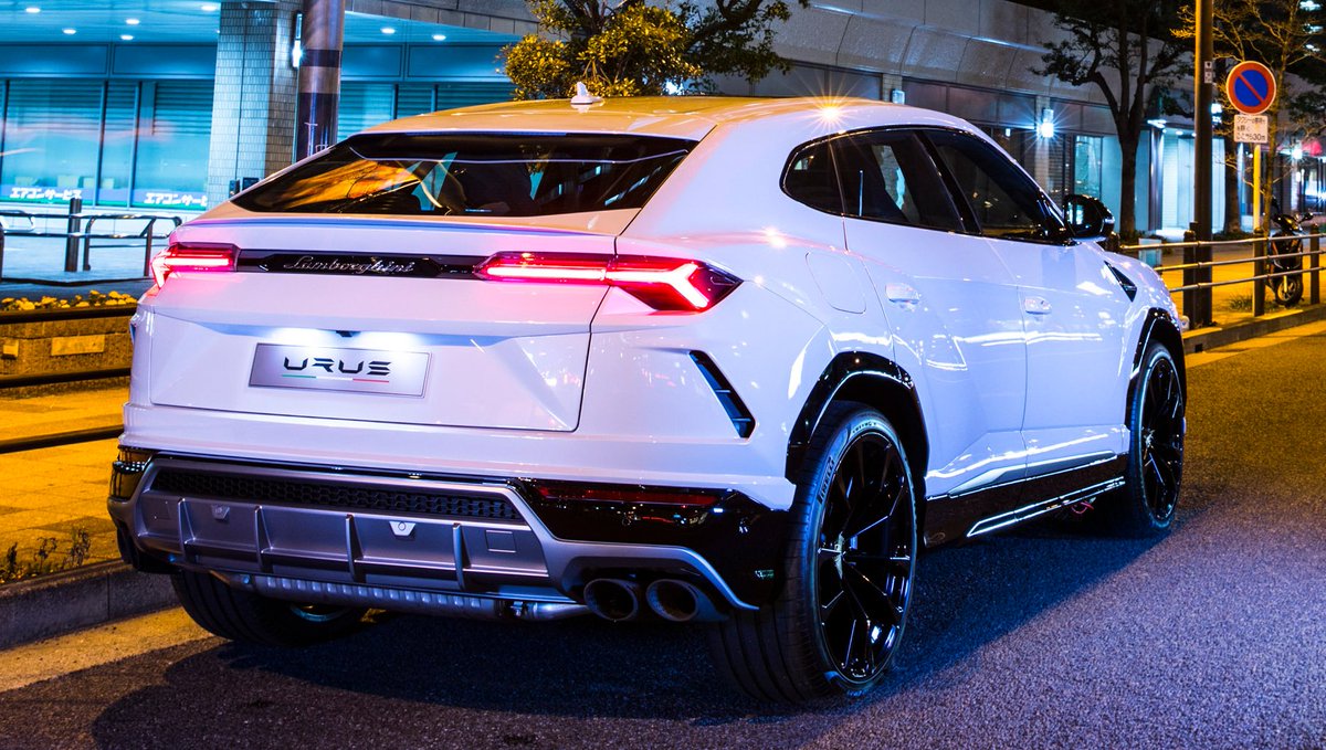 cars_pixels's tweet photo. White @Lamborghini Urus finished with gloss black rims. #Lamborghini #Urus #SUPERSUV #ExotiCar #Carporn #Exoticspot https://t.co/Hayr6YrJla