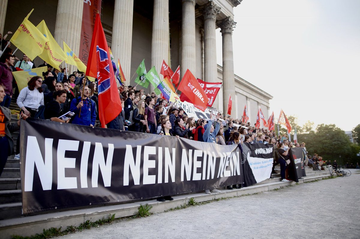 Mehr als 350 Jugendliche und junge Erwachsene, der “NoPAGJugend”, gingen heute in #München in Vorbereitung der Demonstration am 10. Mai auf die Straße. 

#NoPAG #PAG #Bayern #Polizeiaufgabengesetz
