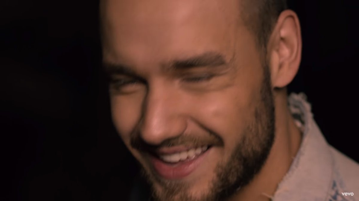 ZiamDri's tweet photo. Alguien me explica ¿cómo puede ser el mismo? Se ve tan daddy, salvaje y sexy y cuando sonríe parece un bebé, hace que todo se ilumine #FamiliarMusicVideo https://t.co/KnTh4dSMa7