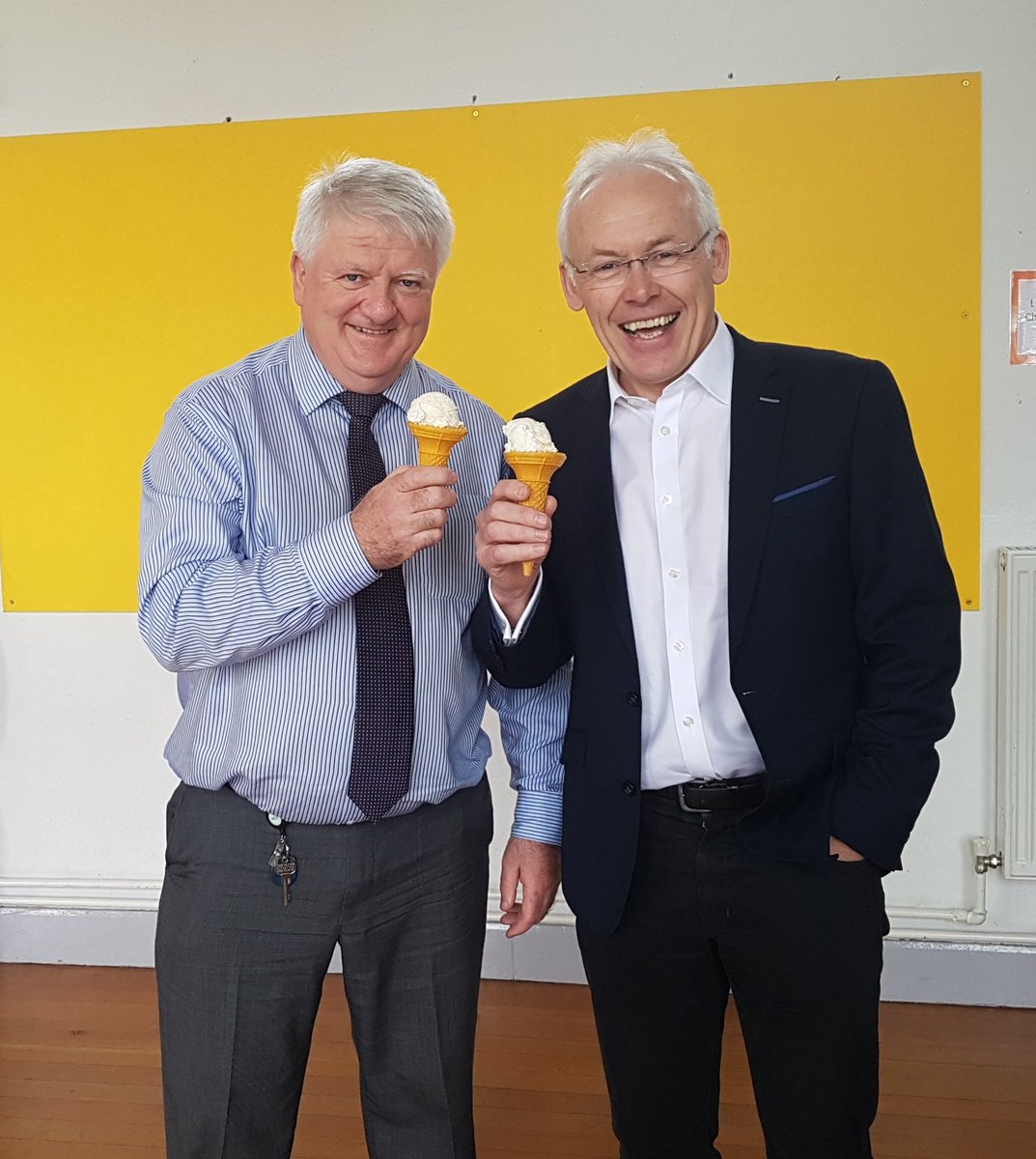 Congrats to Peter Coakley, Principal of @maynoothbns who retired today.  Thug sé uachtar reoite do ghach páiste sa scoil. Fíor Laoch! He will be  sorely missed by @froebelmu @MaynoothUni, image size:1073x1200