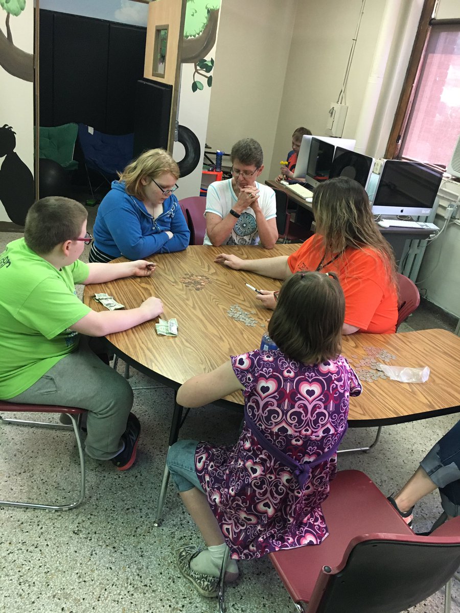 jrmclaugh's tweet photo. Students met their goal to eat out at Frontier! They did an amazing job with their manners, staying in budget, ordering and paying! Then we came back to see how much money we had left over after eating out! #washpride https://t.co/2Dr8hQjaGC