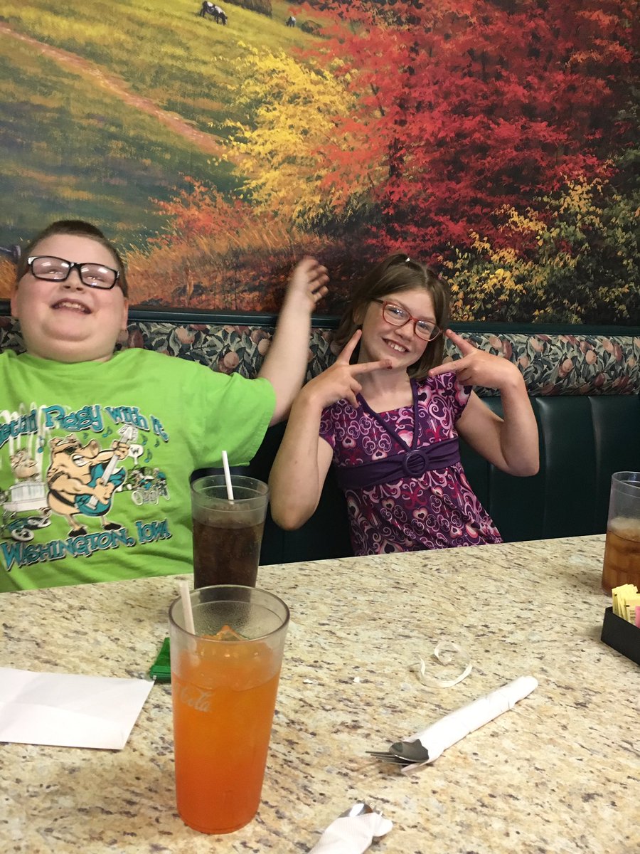 jrmclaugh's tweet photo. Students met their goal to eat out at Frontier! They did an amazing job with their manners, staying in budget, ordering and paying! Then we came back to see how much money we had left over after eating out! #washpride https://t.co/2Dr8hQjaGC