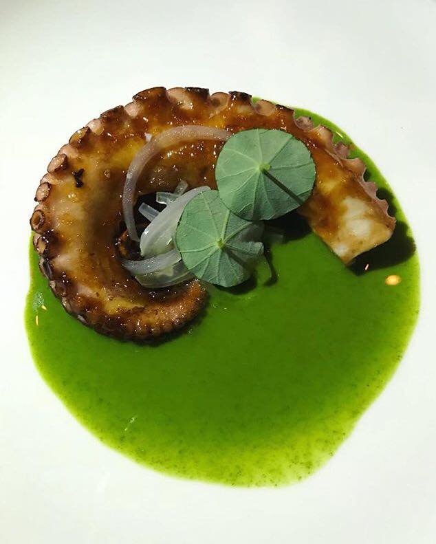 Pulpo laqueado con miso rojo, emulsión de hojas picantes... 🐙 #Nexo #WineBistrot Crédito foto: <a href="/salsayguacamole/">123</a>