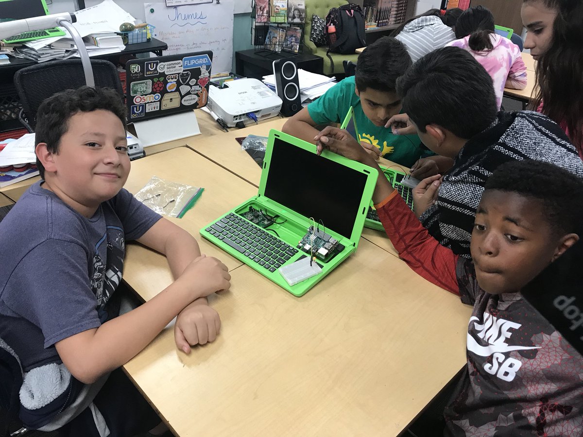 ProfeBennett's tweet photo. 1st class on #PhysicalComputing w #RaspberryPi #pitop thanks to @westerndigital grant &amp; @BaynesHeidi plans! #somosOCEAA #OCEAAtech #LEDblink https://t.co/74OvxVnI8Y