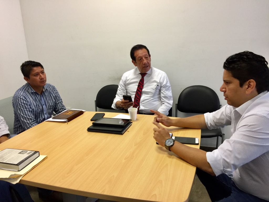 En #LaTroncal reunión de trabajo <a href="/EcuadorCut/">CUT ECUADOR</a> con el Gobernador del Cañar <a href="/LuisQuishpiV/">Luis Quishpi Vélez</a> y los dirigentes del <a href="/comite_coazucar/">Comité COAZUCAR - Ingenio La Troncal</a> #KleberBaque a través del diálogo auguramos se cumpla con los Derechos de los trabajadores.