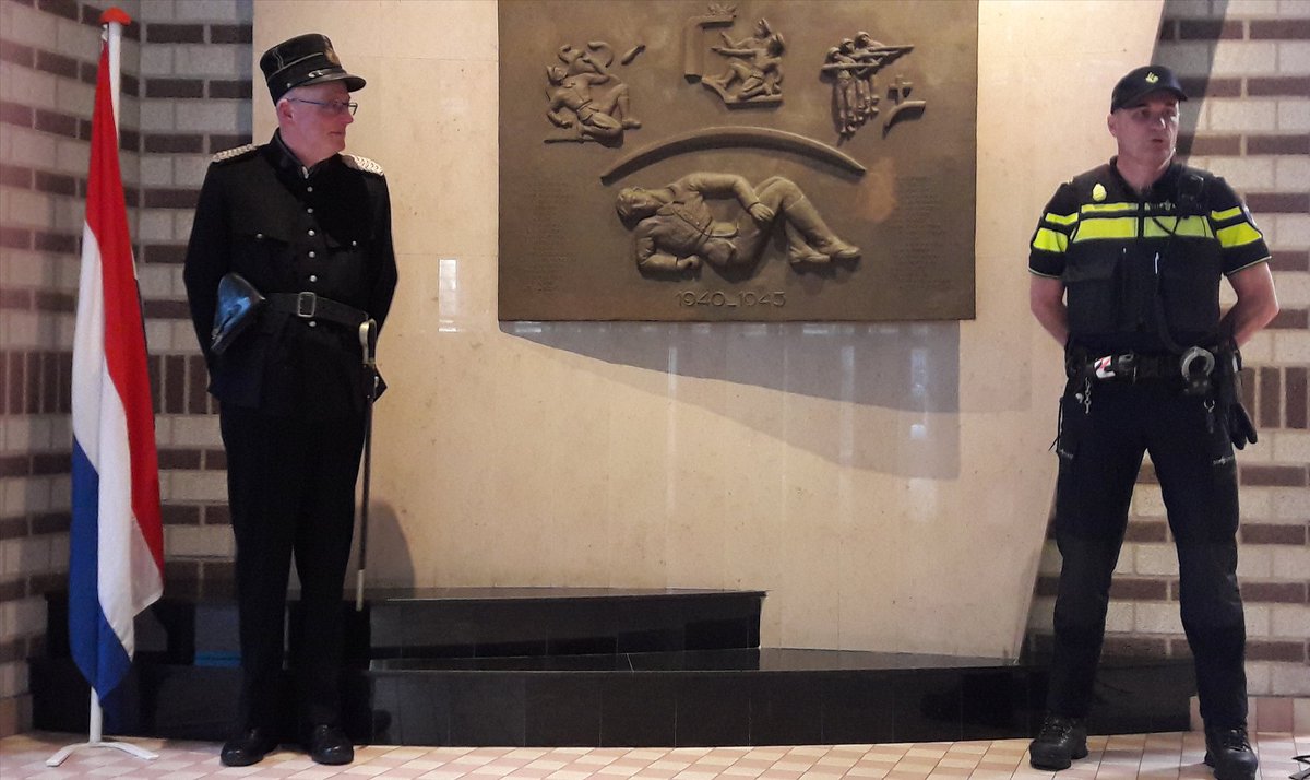 2 van onze toppers, beide politievrijwilliger, in uniform anno 1940 (Joop) en 2018 (Stefan). #dodenherdenking #respect #politievrijwilligers #tijdgeest ^RL