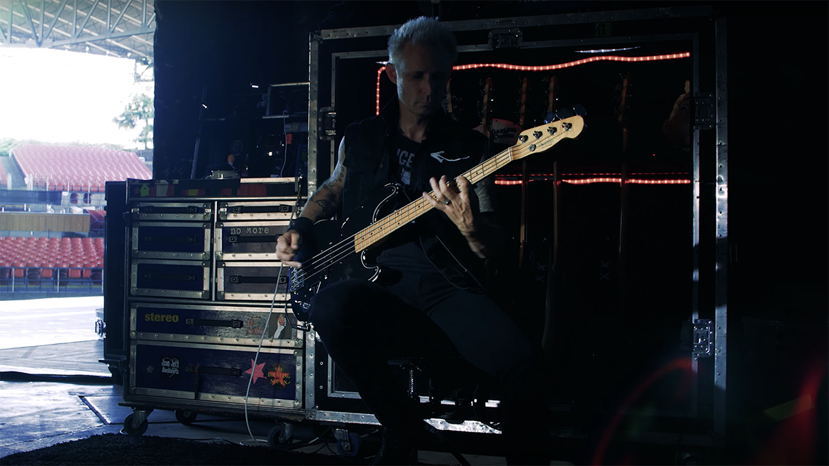 Wishing a happy birthday to Ernie Ball artist <a href="/MikeDirnt/">Mike Dirnt</a> of <a href="/GreenDay/">Green Day</a>! Make sure to check out his #StringTheory film here: ernieb.al/MikeDirntST #iplayslinky