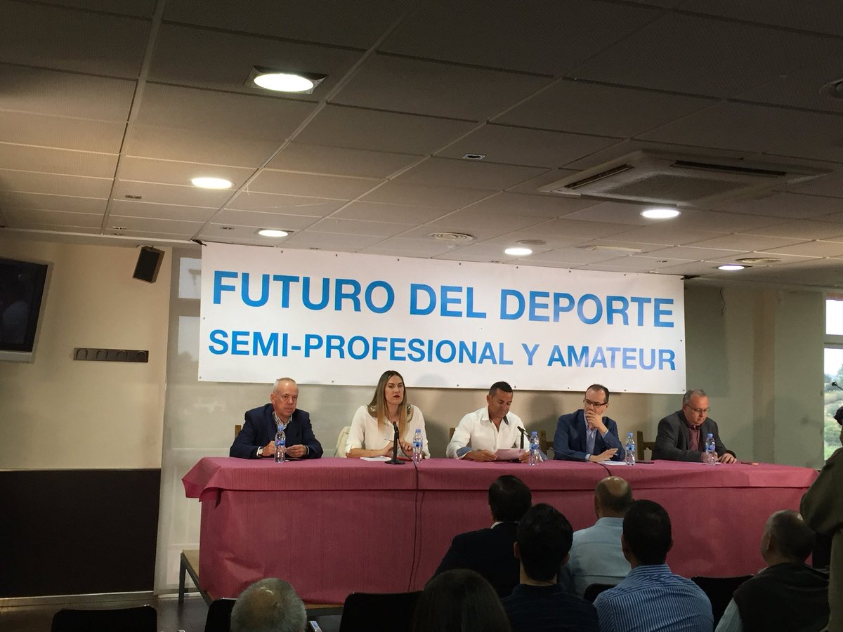 Jose Luis Sanz Boluda de comienzo la  Charla coloquio Futuro del deporte semi-profesional y amateur dentro de las actividades del @IBPUniusoTenis Ciutat de Carlet
