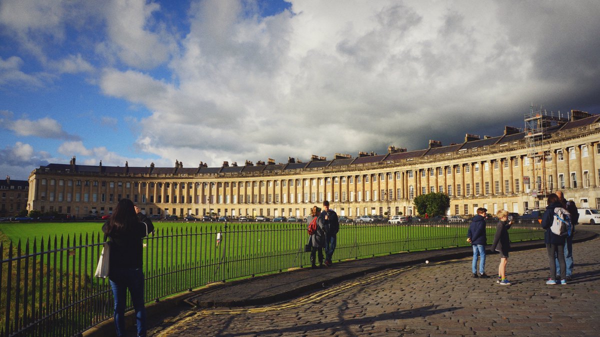 FollowTabikaeru's tweet photo. Oh, I forgot the Royal Crescent. Every time when I see such magnificent ancient building I just sincerely admire wisdom of human. Believe me, this is only two-thirds of the whole building! It is a semicircular arc shape.#tripUK #FollowTabikaeru #bath #royalcrescent https://t.co/vzI052bbSZ