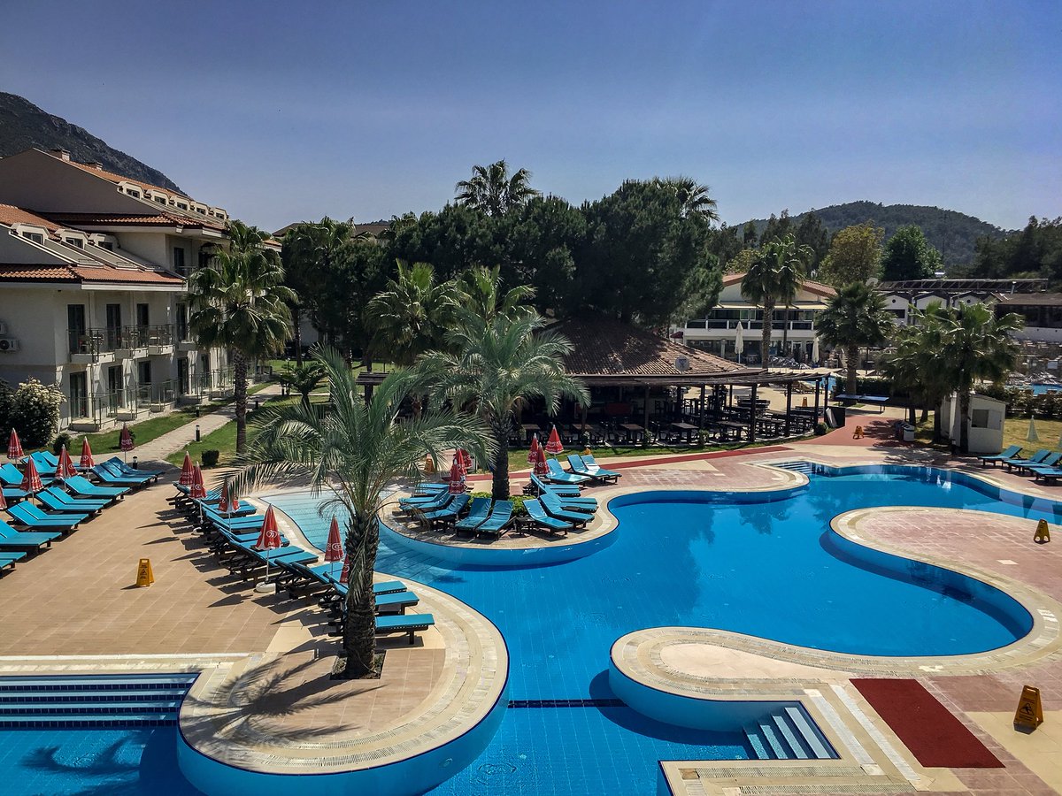 libertyhisaronu's tweet photo. Sunny Days #sunconnectliberty #mysunconnect #summer2018 #poolside #like #follow #tgifridays https://t.co/pDXN4lwHit