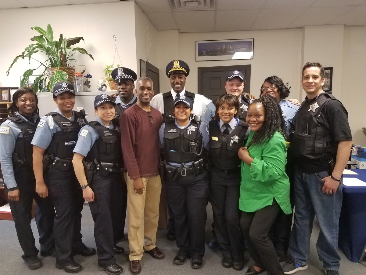 ChicagoCAPS07's tweet photo. PPO Community Immersion Training Tour On The Beat @c4m17ward #17thWard #Englewood with Alderman David Moore @Chicago_Police @ChicagoCAPS07 @ChiPDCommunity https://t.co/yJIH547F92