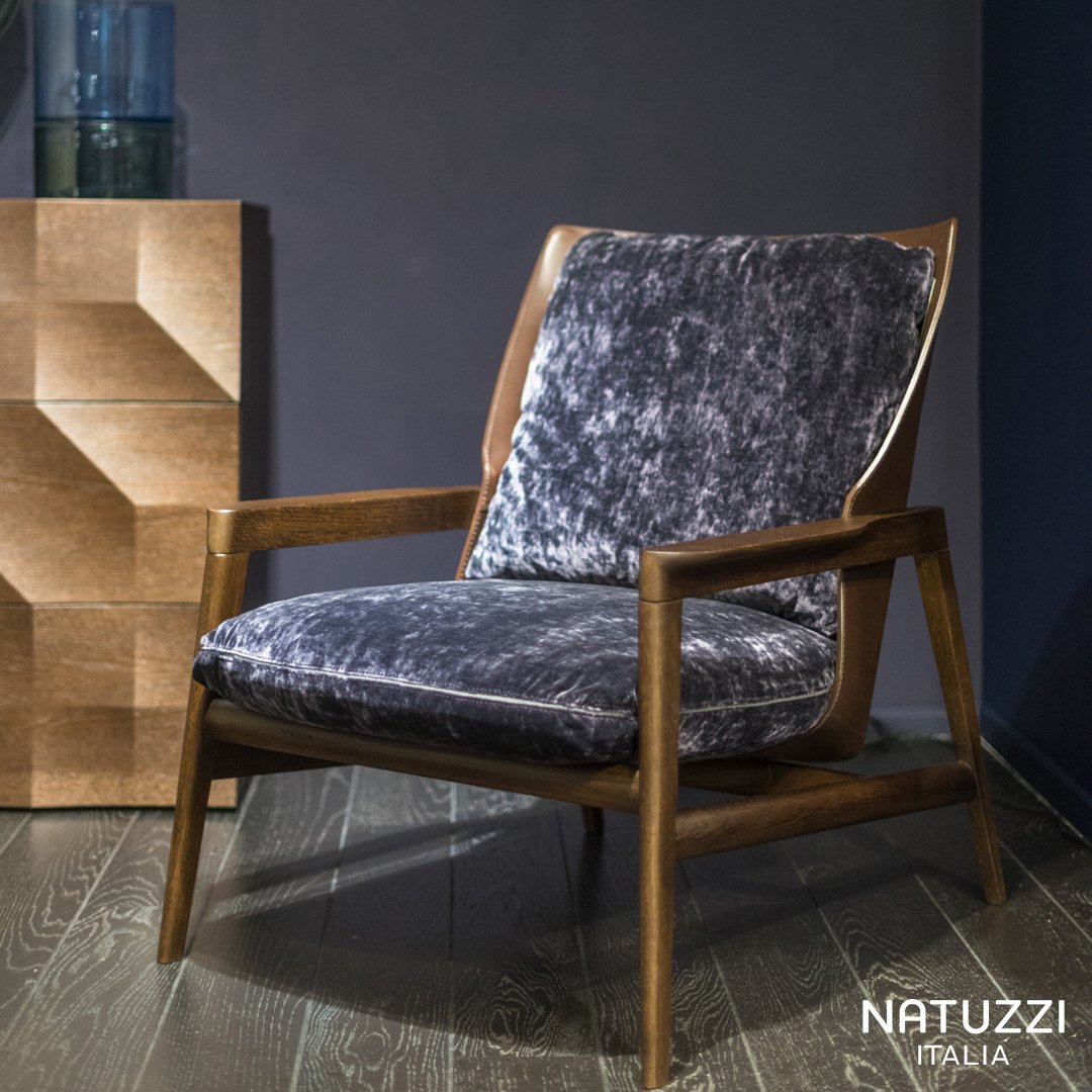 Natuzzi's tweet photo. The mix of precious and high quality materials like solid wood and genuine leather creates Margaret, a fusion between a classic and a contemporary design with a noble look.
#Natuzzi https://t.co/cDzB9KlQQE