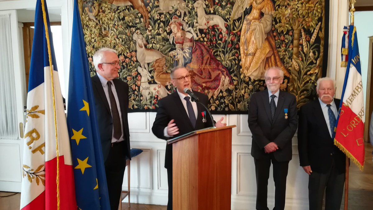 Prefet23's tweet photo. #Prefet23 : Philippe Chopin, Préfet de la Creuse, remet les insignes de Chevalier dans l'Ordre National du Mérite à Monsieur Philippe Girard de Courtille, directeur des établissements ATL à aubusson. https://t.co/OM26zgyTyp