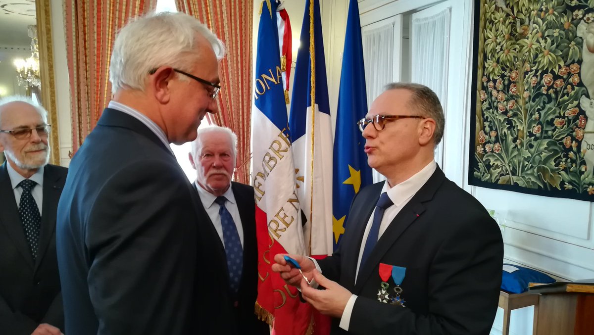 Prefet23's tweet photo. #Prefet23 : Philippe Chopin, Préfet de la Creuse, remet les insignes de Chevalier dans l'Ordre National du Mérite à Monsieur Philippe Girard de Courtille, directeur des établissements ATL à aubusson. https://t.co/OM26zgyTyp